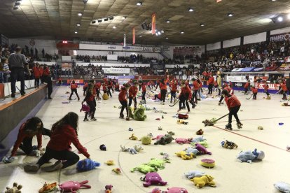 A la media parte del partido los aficionados llenaron la pista de peluches por la campaña 'Ningún niño sin juguete'.