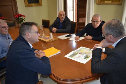 Los participantes de la reunión ayer en el Ayuntamiento de Reus.