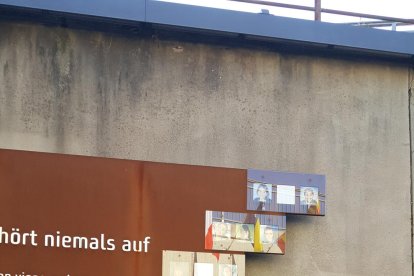 La familia Zapater, ayer en Duisburg, deposita un ramo de flores en el memorial.