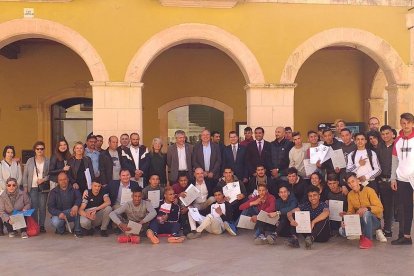 Imagen de los jóvenes y de las autoridades que han participado en la entrega de los certificados.