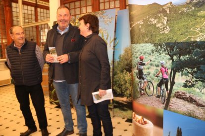 El presidente de la cooperativa de Riudoms, Salvador Gras; el presidente del Consejo Comarcal del Baix Camp, Joaquim Calatayud; y la presidenta de Bicicamp, Ester Àvila