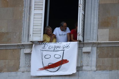 La segunda pancarta que se ha colocado con las personas que la han instalado.