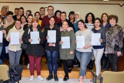 Foto dels participants al cursos de formació amb el diploma.