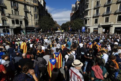 Imatge dels manifestants durant la protesta davant la conselleria d'Economia el 20 de setembre del 2017.