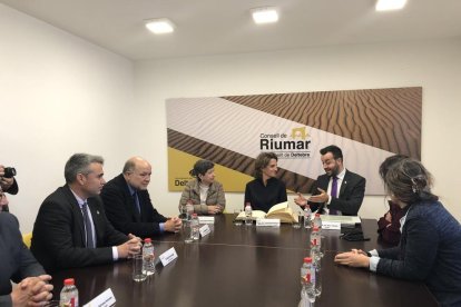 Una imatge de la ministra durant la seva estada a Deltebre, acompanya de la delegada del Govern a Catalunya.