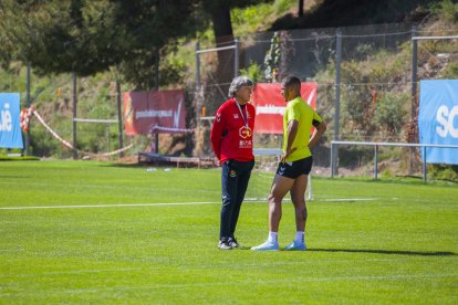 Enrique Martín hablando con Luis Suárez, durante el entrenamiento de ayer en el anexo del Nou Estadi, el primero de la semana.