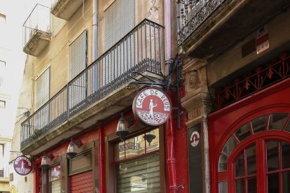 A l'entrada del local penja un cartell que anuncia remodelacions.