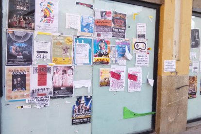 Imatge del vidre de l'antiga oficina bancària a la Plaça Corsini.