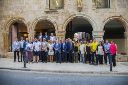 Foto de familia de los consejeros|consellers del Consejo Comarcal del Tarragonès en las puertas de la sede.