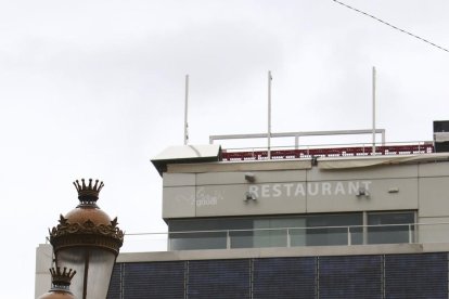 El establecimiento se localiza en el ático del edificio dedicado a Gaudí.