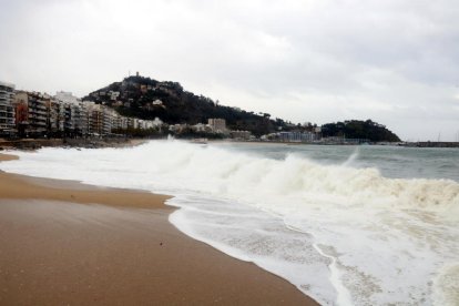 Temporal en la playa de Blanes este 5 de diciembre del 2019.