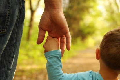 Uno alumbrando paseando con su padre.