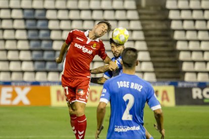 Pedro Martín lucha una pelota aérea durante el duelo en Lleida