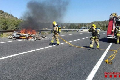 La furgoneta ha quedat reduïda a ferralla.