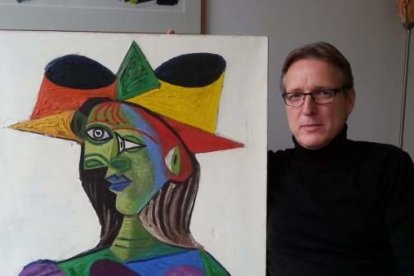 Fotografia de l'investigador d'art Arthur Brand amb la pintura recuperada.