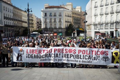 Durant la protesta s'han llençat consignes com 'prou muntatges policials' o 'Madrid està amb el poble català'.