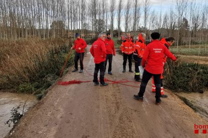 Els equips delEls equips dels Bombers en el dispositiu de recerca d'un jove de 20 anys que hauria desaparegut a Sils.s Bombers en el dispositiu de recerca d'un jove de 20 anys que hauria desaparegut a Sils.