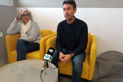 La directora de l'institut Andreu Nin, Susana Ecay, i el regidor d'Educació, Kenneth Martínez, durant la presentació.