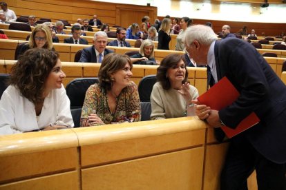 El ministre d'Exteriors, Josep Borrell, conversa amb la vicepresidenta davant la mirada de les ministres d'Hisenda i Justícia