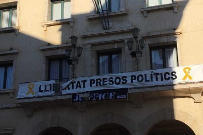 Imatge de dues pancarta trencades a la façana de l'Ajuntament d'Amposta.