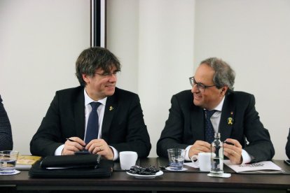 El president Quim Torra i l'expresident Carles Puigdemont durant la reunió del grup parlamentari de Junts per Catalunya a Brussel·les.