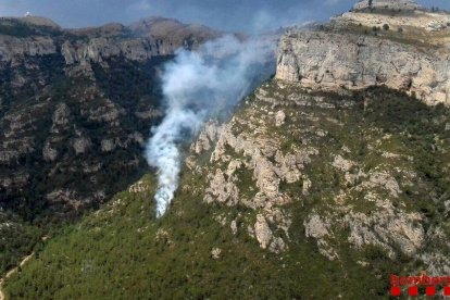 Imagen del incendio provvocat por|para un rayo en pratdip.