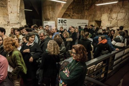 Imatge d'alguns espectadors del REC fent cua a l'Antiga Audiència.