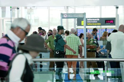 Imagen de archivo de vigilantes de seguridad en un control en el aeropuerto del Prat.