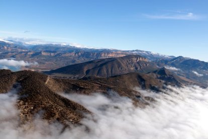 Pla general d'un globus aerostàtic sobrevolant la Conca de Tremp, dins l'àmbit del Geoparc Orígens.