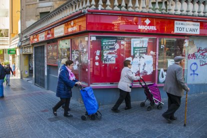 Imagen de carteles enganchados al centro de la ciudad.