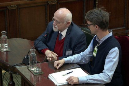 Imagen general del exdiputado alemán Bernhard von Grünberg (a la izquierda) declarando como testigo en el Tribunal Supremo.