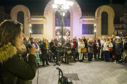 Laia Estrada, regidora de la CUP, durant la seva participació en l'assemblea popular de Corsini.