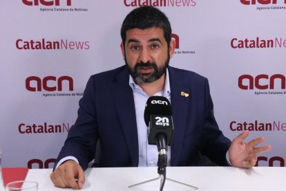 El consejero|conseller de Trabajo, Asuntos Sociales y Familias, Chakir el Homrani, en un momento de la entrevista con el ACN.