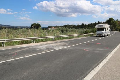 Pla general del punt quilomètric on s'ha produït l'accident mortal causat pel xoc frontal de dos vehicles al terme municipal de Xerta, al Baix Ebre. Imatge del 27 de juliol del 2019 (Horitzontal).