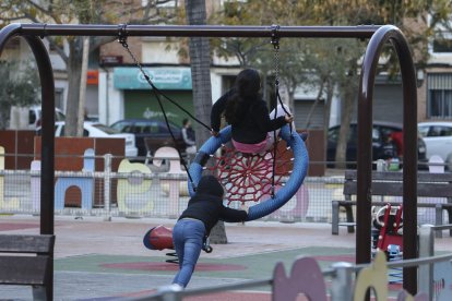 El gronxador amb seient niu que s'ha ubicat a la plaça de Teresa Miquel i Pàmies.