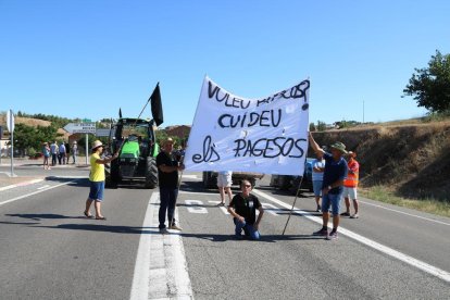 Plano general de los manifestantes que han participado en el corte|trozo de carretera de la C-12 en Flix.