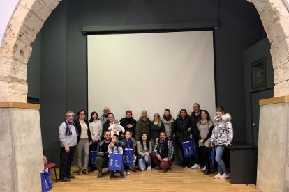 Fotografía de grupo de los recién llegados que participaron en el acto organizado por el Ayuntamiento.