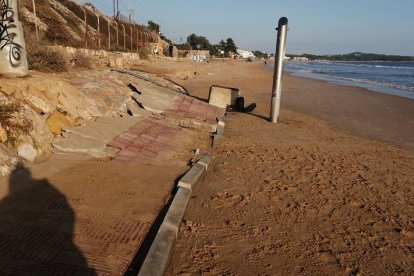 Imatge de la vorera malmesa a la platja Llarga de Tarragona.