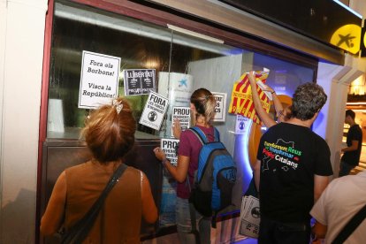 Independentistes, ahir, en l'empaperada nocturna en motiu de la vigília de l'1-O, a Reus.