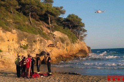 Efectivo de los Bomberos y de la Cruz Roja intentaron reanimar al hombre.