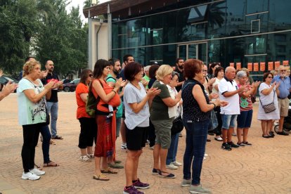 Pla general de veïns de Sant Carles de la Ràpita durant la commemoració de l'1-O organitzada per l'Ajuntament. Imatge de l'1 d'octubre de 2019