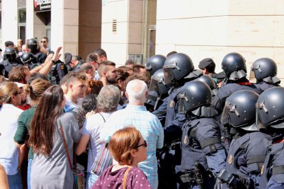 Primer plano del enfrentamiento entre los Mossos d'Esquadra y ciudadanos en Sabadell el 20-S.