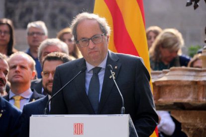 El president del Govern, Quim Torra, llegeix el 'Compromís del Primer d'Octubre' al Pati dels Tarongers de Palau, l'1 d'octubre de 2019.