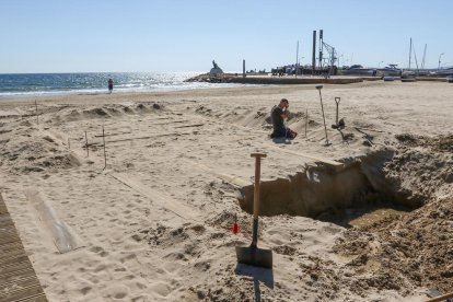 Operaris preparant una de les guinguetes més properes a l'Espigó de Salou.