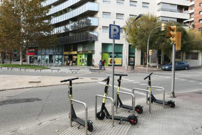 Algunos de los patinetes eléctricos de la compañía Buny en periodo de prueba aparcados ayer en la plaza Imperial Tarraco.