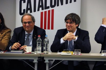 Plano medio del presidente Quim Torra y el expresidente Carles Puigdemont durante la reunión de JxCat en Bruselas.