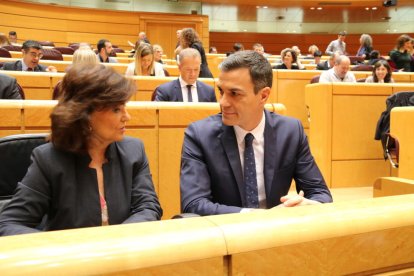 El presidente de España, Pedro Sánchez, y la vicepresidenta, Carmen Calvo, el pasado diciembre en el Senado.