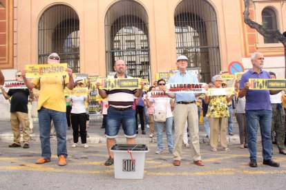 Pla general dels manifestants del col·lectiu 'Silenci, rebel·leu-vos', davant dels jutjats de Tarragona. Foto de l'1 d'octubre del 2019 (Horitzontal).