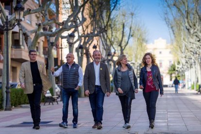 Los cinco primeros candidatos a la lista de ERC-CpV, en el passeig dels Caputxins.