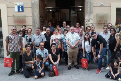 Fotografía de familia de los ganadores de la campaña 'Barris Antics' que visitaron l'Arboç.